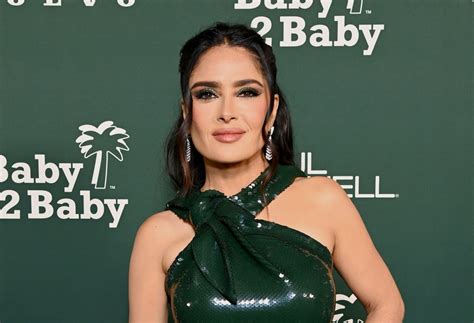 salma hayek culo|Salma Hayek comparte ardientes fotos en las que posa sin ropa